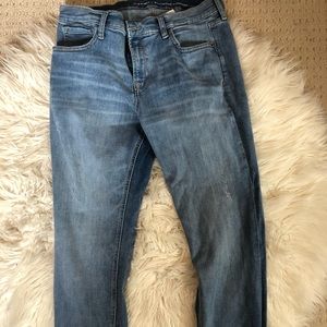 LIGHT WASH OLD NAVY STRAIGHT CUT JEANS